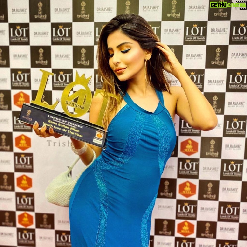 Sana Sultan Instagram - Yay! Won Another Tittle Yesterday “Youth Icon of the Year” 🏆 Shukriya @lordsoftrendz @@lordoftrendzofficial for this Beautiful award… 🙏🏻🤍 Shukriya to all my lovelies for supporting me always.. Thank u God, Thank u Universe✨ P.s : Time to build another rack for these trophies🥰👑 Mumbai - City of Dreams