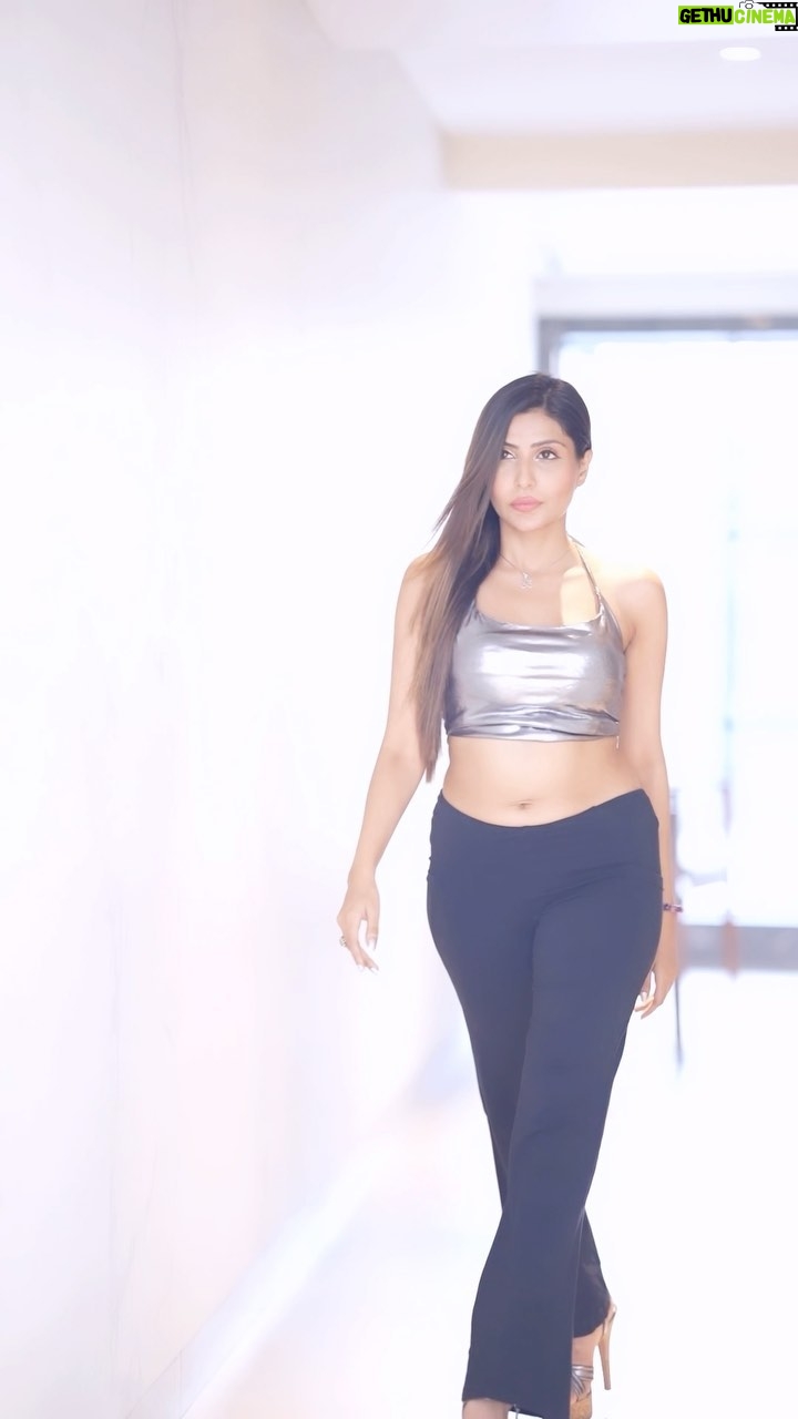 Sana Sultan Instagram - Be a walking Goddess✨