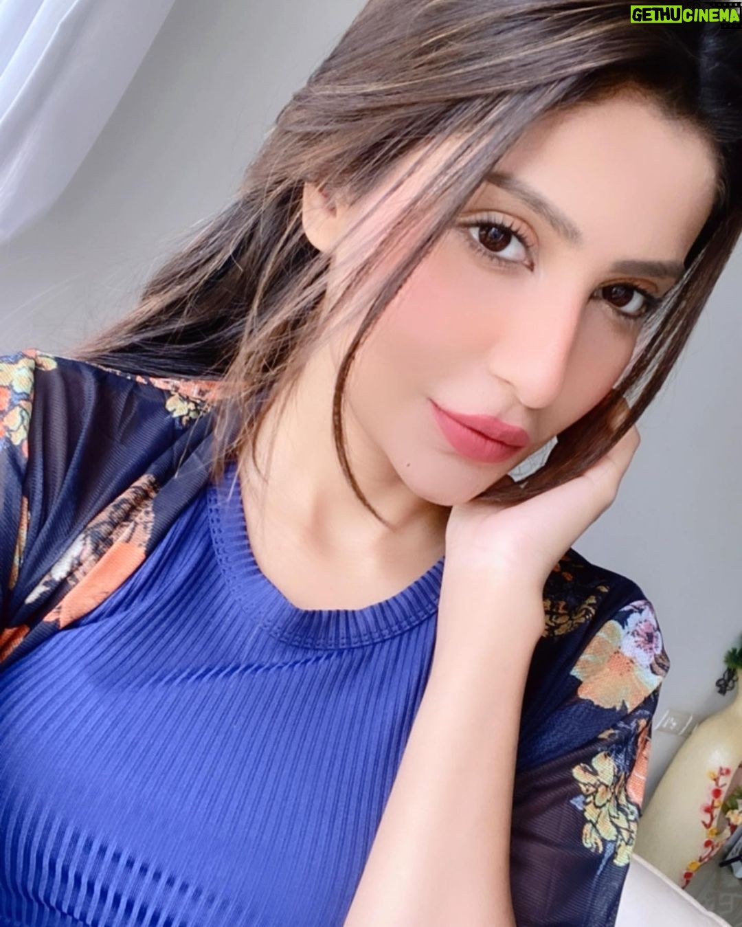 Sana Sultan Instagram - Confident girls are nice to other Girls… Only insecure girls have a mean girl attitude… Remember that the next time someone tries to bring you down! Well i am, Queening👑