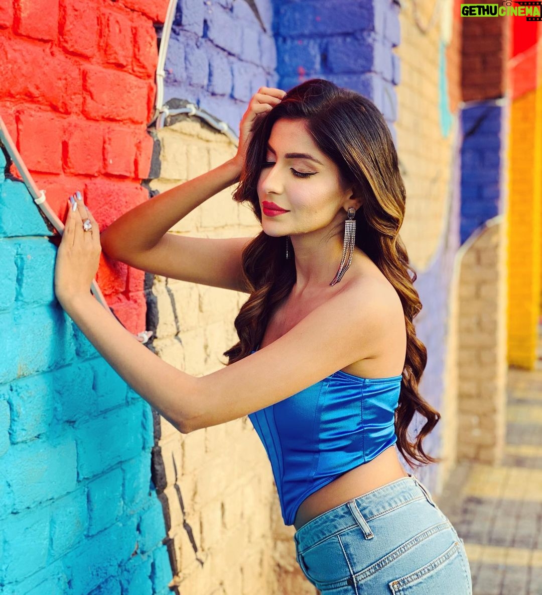 Sana Sultan Instagram - Boooom🔥 Our Song “Double Black” crossed 5 Million Organic views on Youtube & Still ruling charts… Has to it’s @amritmaan106 x @sanakhan00 x @mcsquare7000 Keep giving all the Love, cuz the song is indeed super cool combo of Haryanvi + Punjabi= 💣 Styling & makeup : @passirajan Mohali, Chandigarh