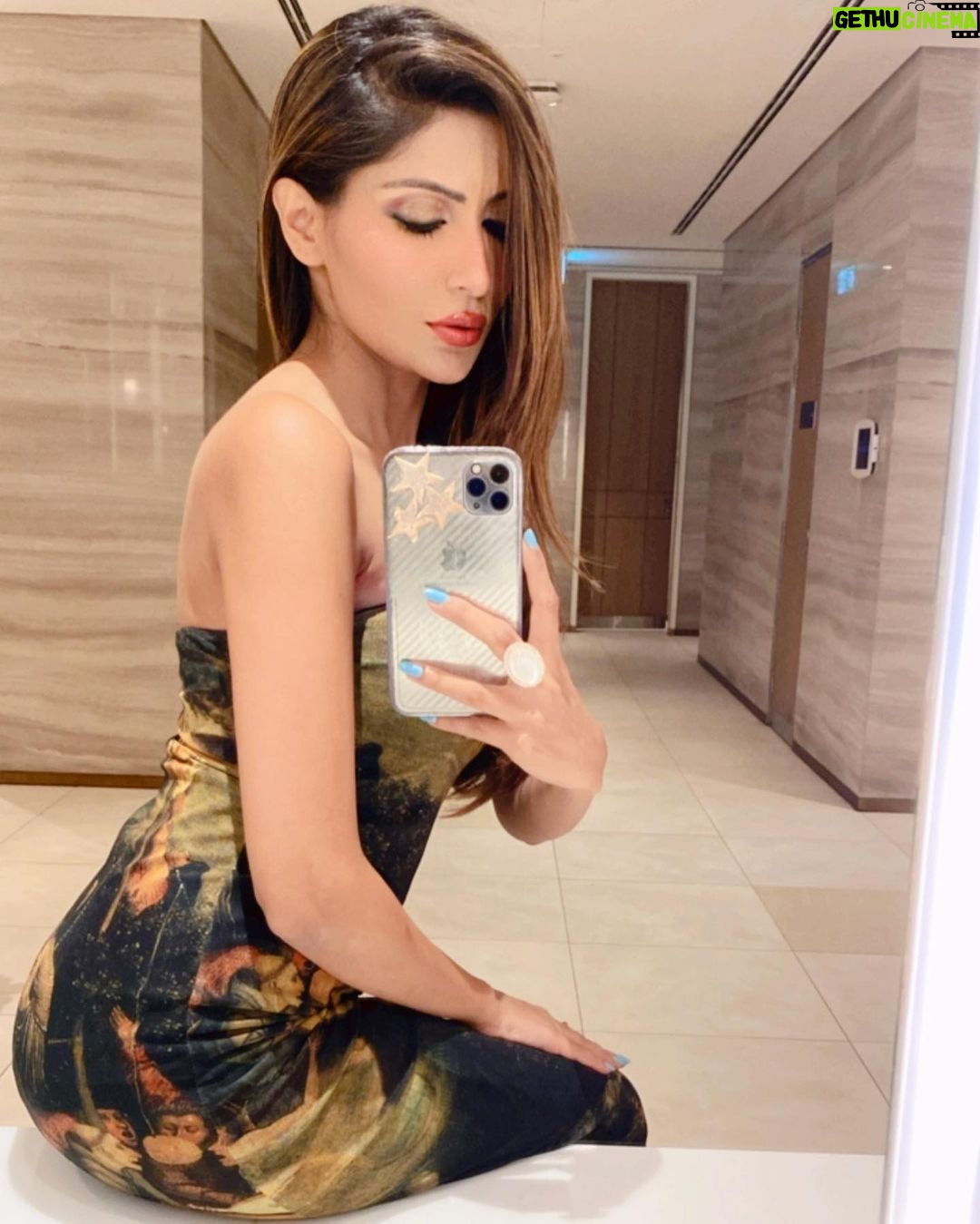 Sana Sultan Instagram - Old school romance or nothing🌹🥀