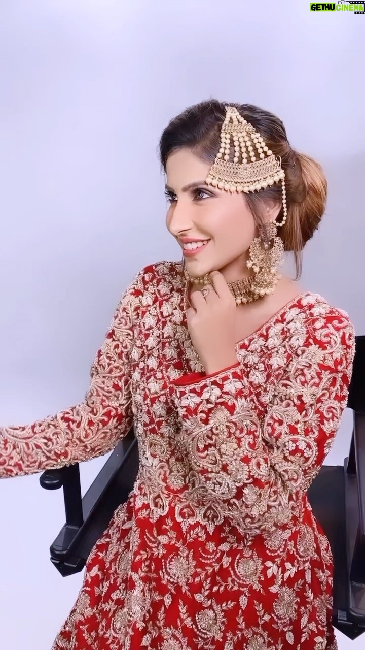 Sana Sultan Instagram - Wowiee!!! Whatta Beautiful Day & a fantabulous Shoot with @forever52india ! Simple yet super Elegant bridal look down by the very fab @makeupbymadhulikavikram 🤍 with all the amazing products from @forever52india , the highlighter clearly being one of my most fav products! As i said in the Video, I am Born to Shine baby🥰🔥💫