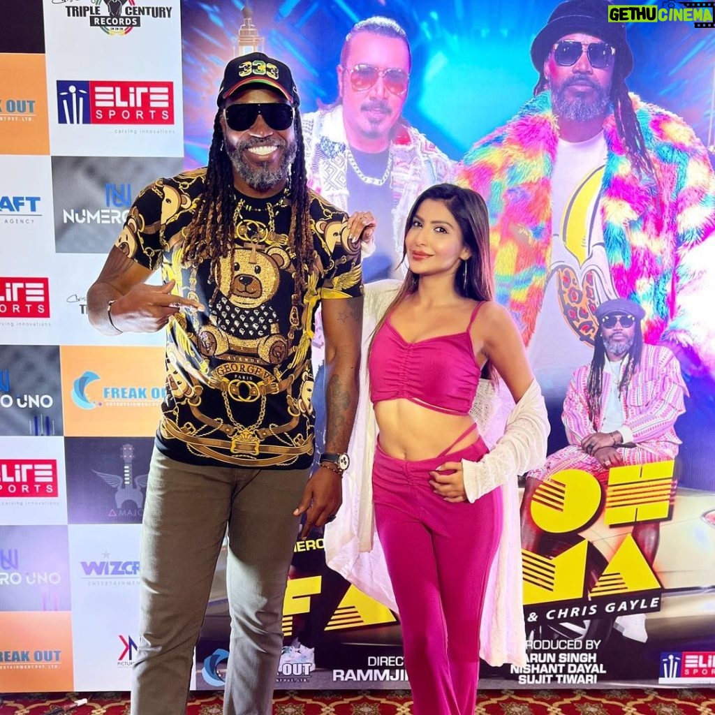 Sana Sultan Instagram - With the Super Tall & Super Talented @chrisgayle333 🤍🔥 Universe Boss👑 Had a Super Fun shoot with him today… One of my Fav collab’s 🥰 Could relate so much to his fun-loving Vibe & Crazy Energy 🤍 Stay tuned for the collab video.. Coming Sooon🔥⭐️👑