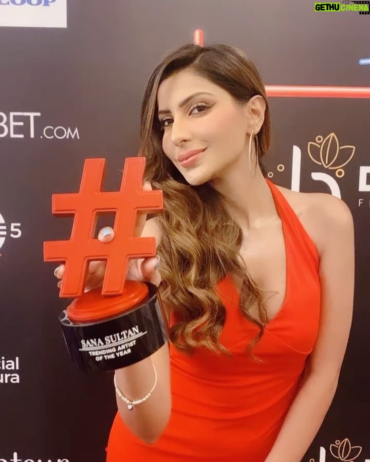 Sana Sultan Instagram - Iffa dekhne aaye they, Filmfare lekar ja rahe hai🥹❤️😇 Allhumdulillah.. your girl won @filmfareme “Trending Artist of the Year award”🏆 This is so overwhelming…🥹 Thank u God, Thank u Universe🤍💫 Getting recognised for your work not only in your Country but also in beautiful Country like UAE is a greathonour me! So so thankful..🙏🏻❤️ I m a hardcore believer of “hardwork pays off” & this particular pay off was really overwhelming & was a pleasant surprise. Shukriyaa for all the love & support you guys! You guys are my big strength… you guys keep me going… Promise you guys a lot more coming… We are Winning.. We are born to shine… Less go🔥💫 . . . Clicked by : @artan.photo.uae Styled & dolled up by : @forever52india @nadiaa.makeup6 @asmaa_hairstyles Palazzo Versace Dubai