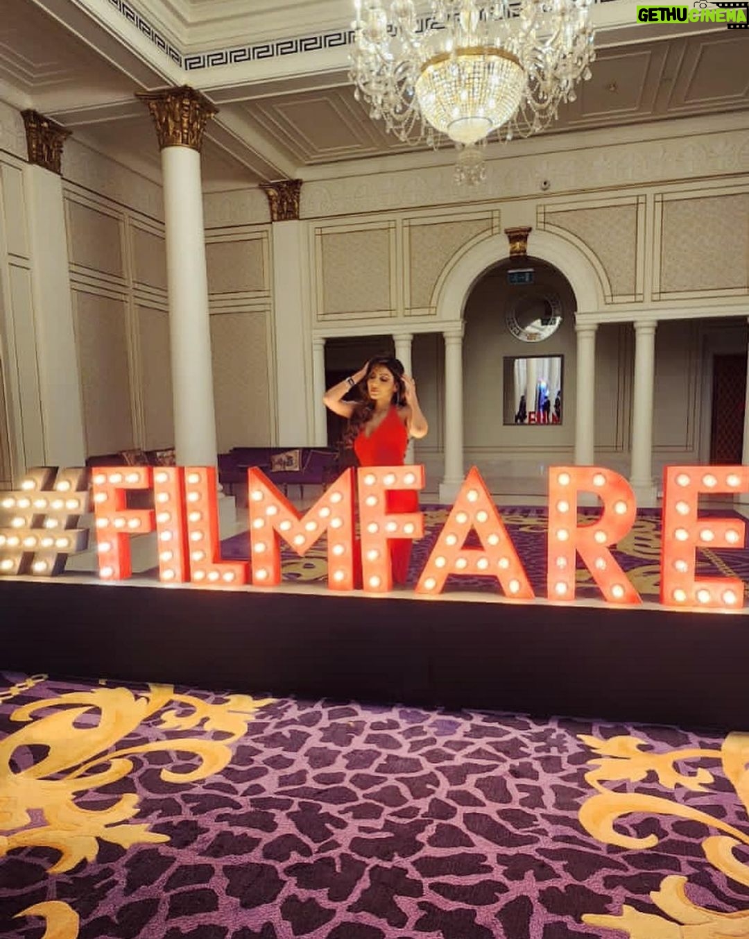 Sana Sultan Instagram - Iffa dekhne aaye they, Filmfare lekar ja rahe hai🥹❤️😇 Allhumdulillah.. your girl won @filmfareme “Trending Artist of the Year award”🏆 This is so overwhelming…🥹 Thank u God, Thank u Universe🤍💫 Getting recognised for your work not only in your Country but also in beautiful Country like UAE is a greathonour me! So so thankful..🙏🏻❤️ I m a hardcore believer of “hardwork pays off” & this particular pay off was really overwhelming & was a pleasant surprise. Shukriyaa for all the love & support you guys! You guys are my big strength… you guys keep me going… Promise you guys a lot more coming… We are Winning.. We are born to shine… Less go🔥💫 . . . Clicked by : @artan.photo.uae Styled & dolled up by : @forever52india @nadiaa.makeup6 @asmaa_hairstyles Palazzo Versace Dubai