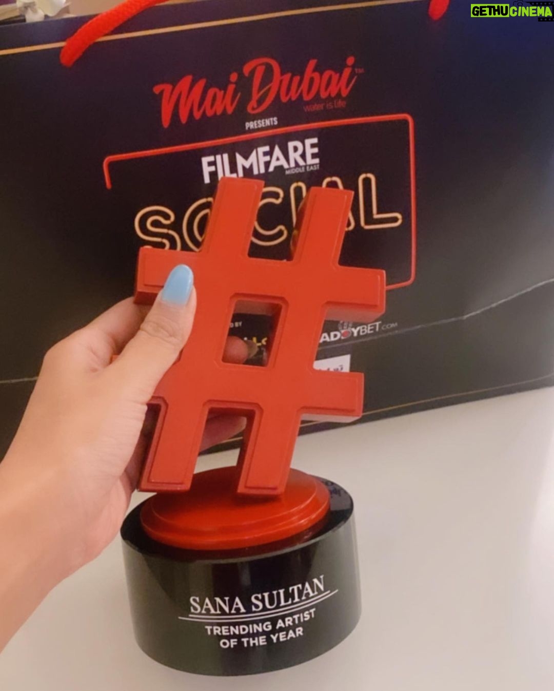 Sana Sultan Instagram - Iffa dekhne aaye they, Filmfare lekar ja rahe hai🥹❤️😇 Allhumdulillah.. your girl won @filmfareme “Trending Artist of the Year award”🏆 This is so overwhelming…🥹 Thank u God, Thank u Universe🤍💫 Getting recognised for your work not only in your Country but also in beautiful Country like UAE is a greathonour me! So so thankful..🙏🏻❤️ I m a hardcore believer of “hardwork pays off” & this particular pay off was really overwhelming & was a pleasant surprise. Shukriyaa for all the love & support you guys! You guys are my big strength… you guys keep me going… Promise you guys a lot more coming… We are Winning.. We are born to shine… Less go🔥💫 . . . Clicked by : @artan.photo.uae Styled & dolled up by : @forever52india @nadiaa.makeup6 @asmaa_hairstyles Palazzo Versace Dubai
