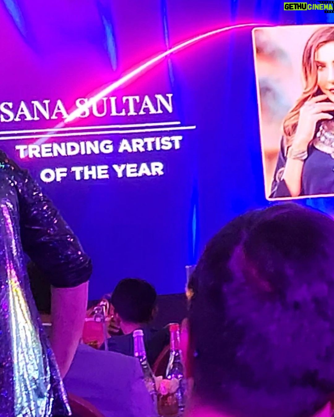 Sana Sultan Instagram - Iffa dekhne aaye they, Filmfare lekar ja rahe hai🥹❤️😇 Allhumdulillah.. your girl won @filmfareme “Trending Artist of the Year award”🏆 This is so overwhelming…🥹 Thank u God, Thank u Universe🤍💫 Getting recognised for your work not only in your Country but also in beautiful Country like UAE is a greathonour me! So so thankful..🙏🏻❤️ I m a hardcore believer of “hardwork pays off” & this particular pay off was really overwhelming & was a pleasant surprise. Shukriyaa for all the love & support you guys! You guys are my big strength… you guys keep me going… Promise you guys a lot more coming… We are Winning.. We are born to shine… Less go🔥💫 . . . Clicked by : @artan.photo.uae Styled & dolled up by : @forever52india @nadiaa.makeup6 @asmaa_hairstyles Palazzo Versace Dubai