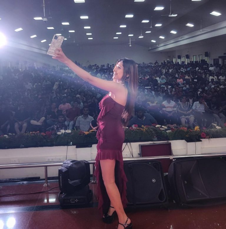 Sana Sultan Instagram - “I don’t want to be in the Spotlight.. I want the spotlight to fall on me wherever i stand”✨ Festember, Your Energy was crazy!! What a spectacular Event last evening at NIT, TamilNadu🥰🤍 Had great time with u all, thank u for having me there as chief guest , loved performing for u guys as well❤️ Thank u for showering so much love on me, See you soon South-India🥰😘