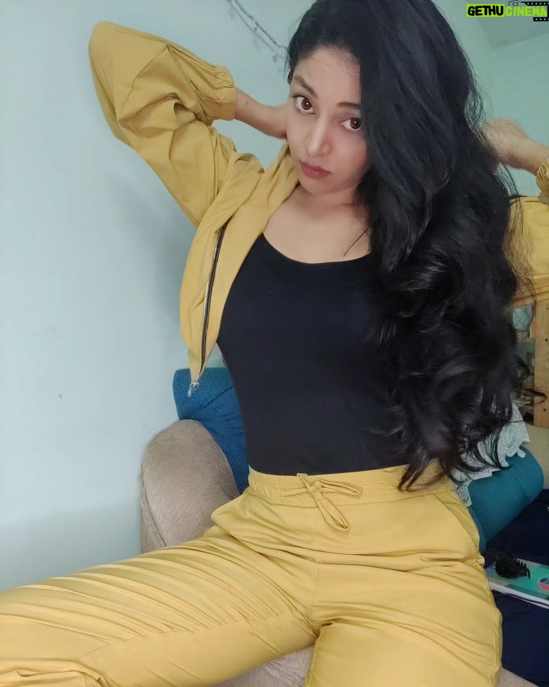 Sanam Shetty Instagram - Hood is good 🤟 . . Outfit @coolclub_chennai #wildwednesday #hoodiestyle #badass