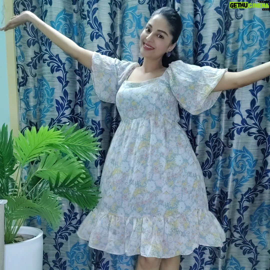 Sanam Shetty Instagram - Gummornin peeps π Look of the day- Day1 BigBoss #Vimarsanam . . In association with @littletalksmedia Wardrobe @coolclub_chennai #prettypastels #biggboss7tamil #BBTamilSeason7 #live #review #littletalks #youtube