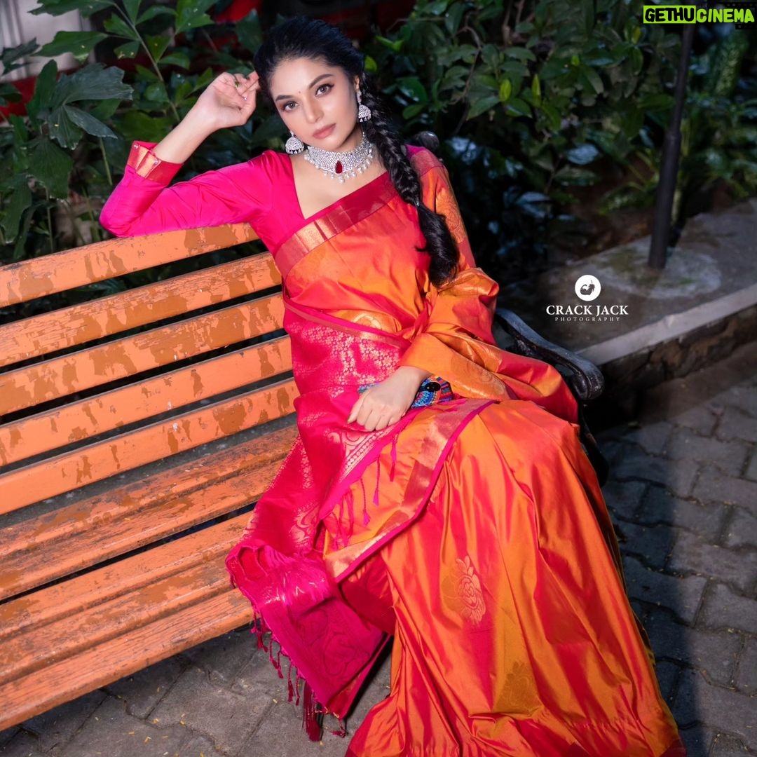 Sanam Shetty Instagram - Wish you all blessed festivities 🌼🌺 #ayudhapooja #saraswatipuja #durgapuja . . . Clicks @crackjackphotography Makeover @ratnamakeupartist Organised by @shamini_shankar_official Event @parasriazahmed1 #goddessenergy #dussera #indianthings #blessed