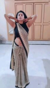 Sanam Shetty Instagram - Have a lovely weekend ya'll 🖤 #sareelove #croptop #reelsinstagram #minnale #bgm