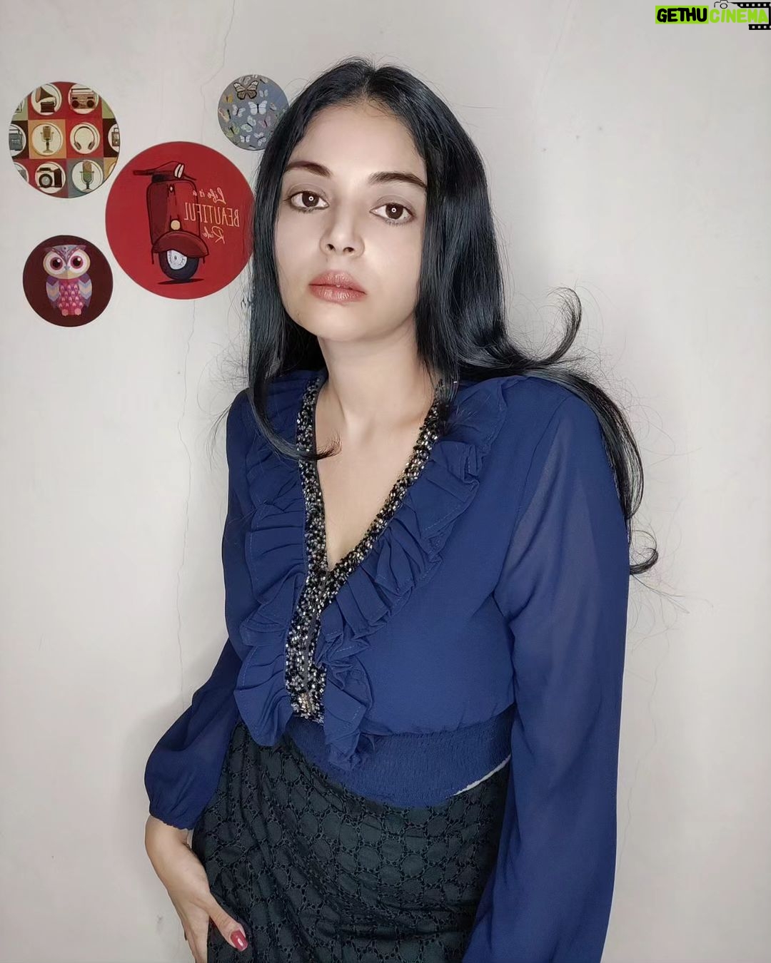Sanam Shetty Instagram - How's your evening? 💙 . . Outfit @coolclub_chennai #midweekblues #croptop #sequined