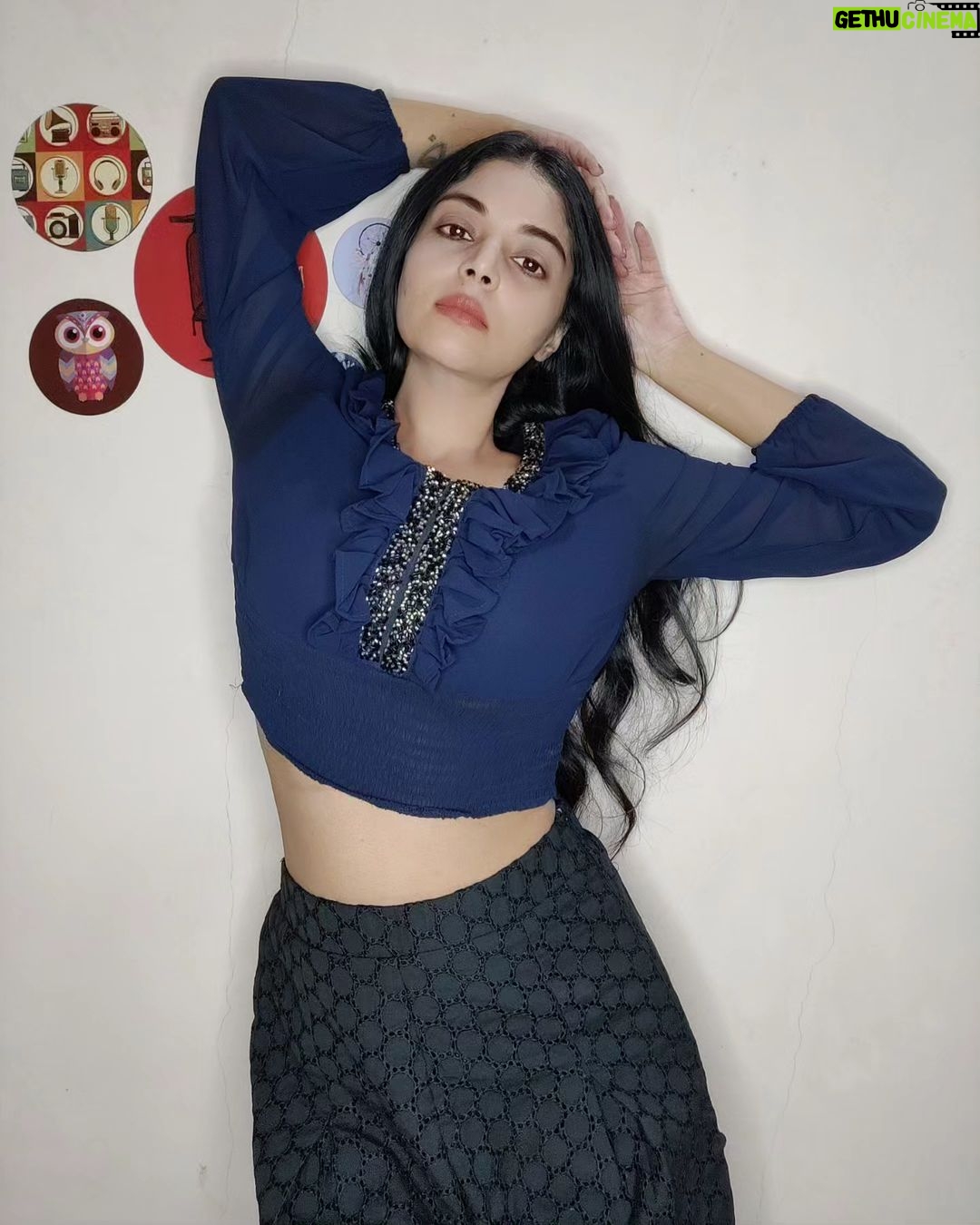 Sanam Shetty Instagram - How's your evening? 💙 . . Outfit @coolclub_chennai #midweekblues #croptop #sequined