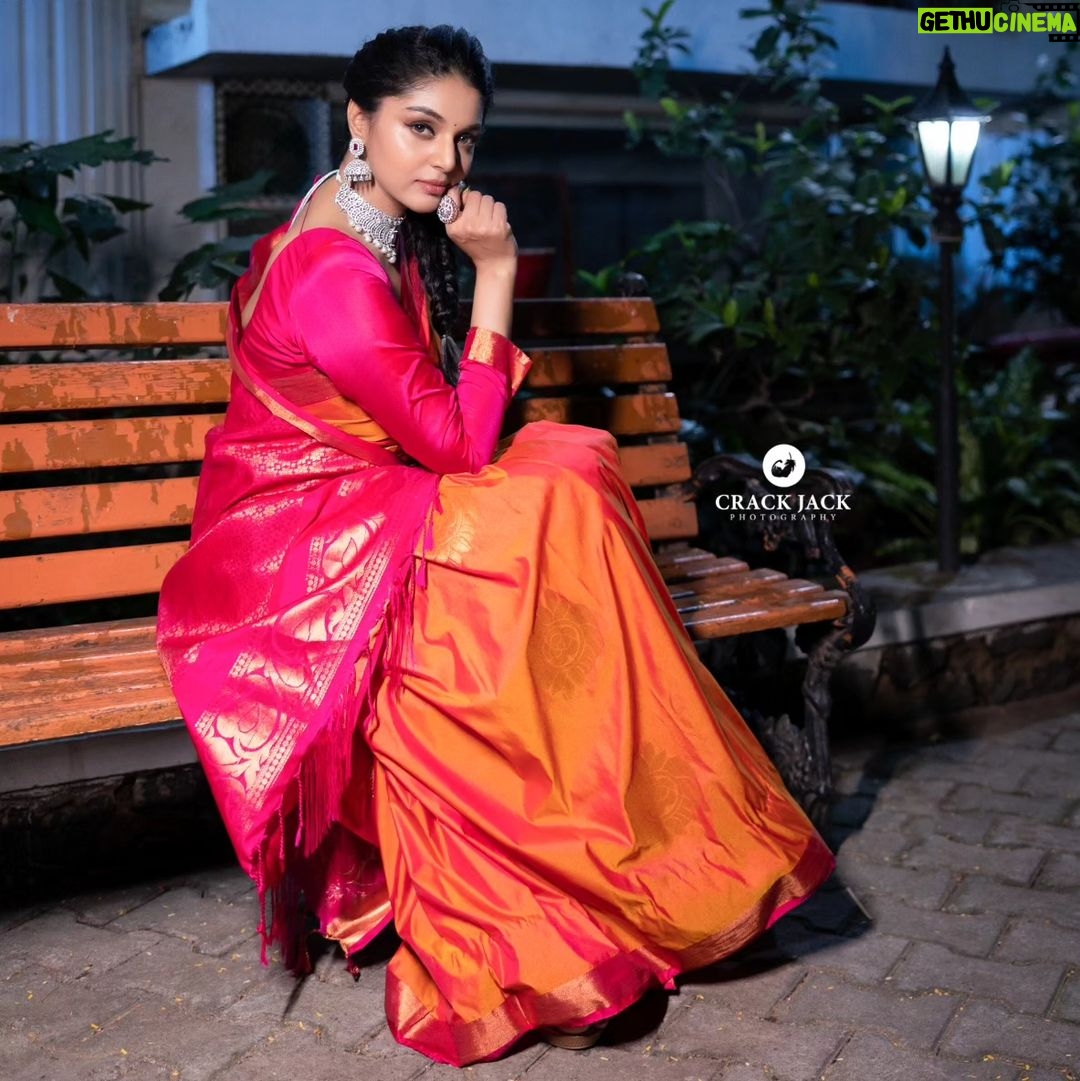 Sanam Shetty Instagram - Wish you all blessed festivities 🌼🌺 #ayudhapooja #saraswatipuja #durgapuja . . . Clicks @crackjackphotography Makeover @ratnamakeupartist Organised by @shamini_shankar_official Event @parasriazahmed1 #goddessenergy #dussera #indianthings #blessed