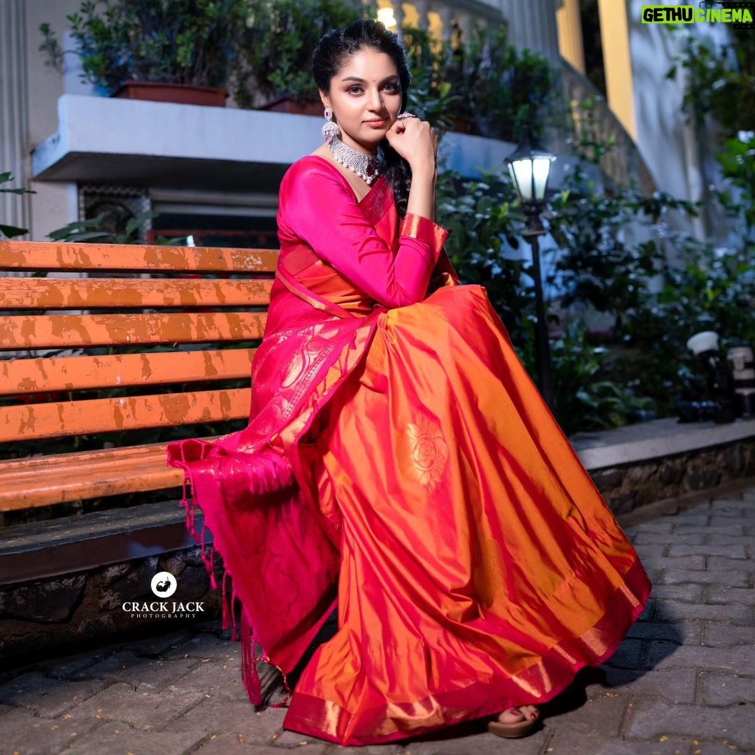Sanam Shetty Instagram - Wish you all blessed festivities 🌼🌺 #ayudhapooja #saraswatipuja #durgapuja . . . Clicks @crackjackphotography Makeover @ratnamakeupartist Organised by @shamini_shankar_official Event @parasriazahmed1 #goddessenergy #dussera #indianthings #blessed