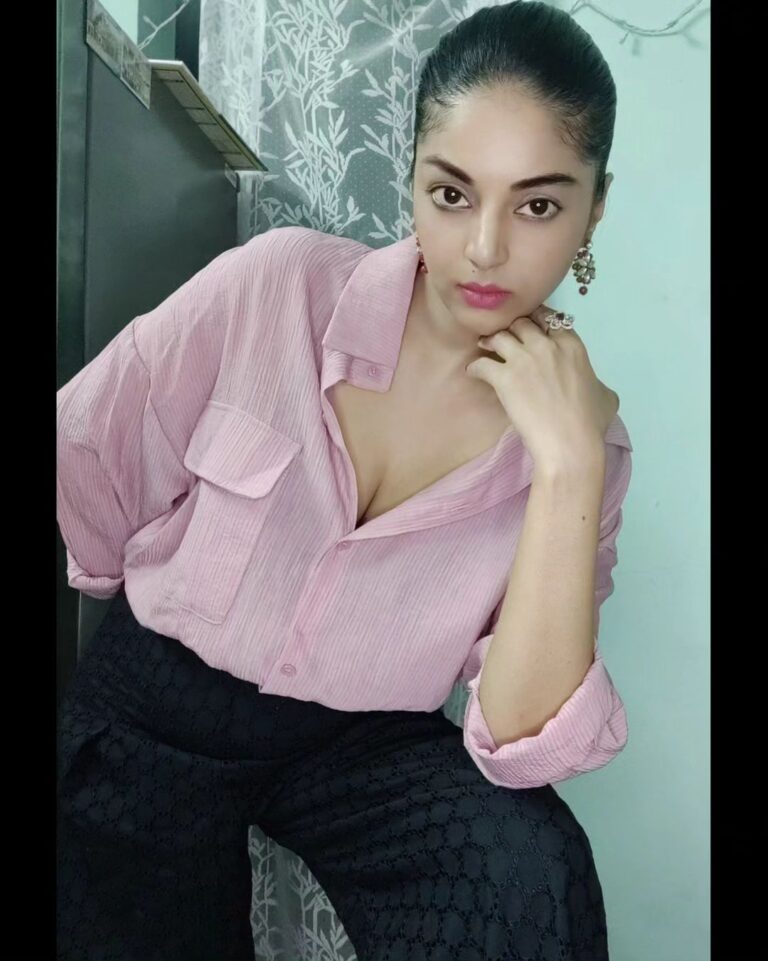 Sanam Shetty Instagram - Give a hug ..get a hug ..share a mug! Happy weekend ❤️ . . Outfit @coolclub_chennai #saturdazed #chillout #pinkparty