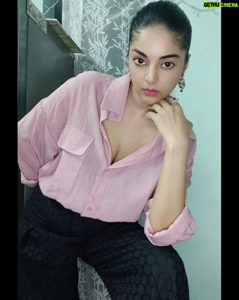 Sanam Shetty Instagram - Give a hug ..get a hug ..share a mug! Happy weekend ❤ . . Outfit @coolclub_chennai #saturdazed #chillout #pinkparty
