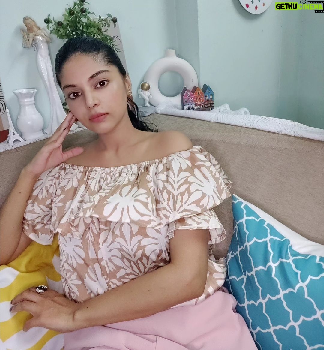 Sanam Shetty Instagram - See you all at 10.30pm! BB #Vimarsanam . . Outfit @coolclub_chennai #dailyreview @littletalksmedia #biggboss #biggboss7 #tgif