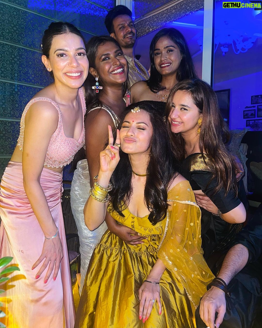 Sanaya Pithawalla Instagram - Ghar waali Diwali 🫶🏻 Celebrated with my favourite people last night Thanks for being amazing amazing hosts @junn__14 @jee_con ♥️ @gurpreetbedi_22 @kapilarya 🫶🏻 Love you guys!!