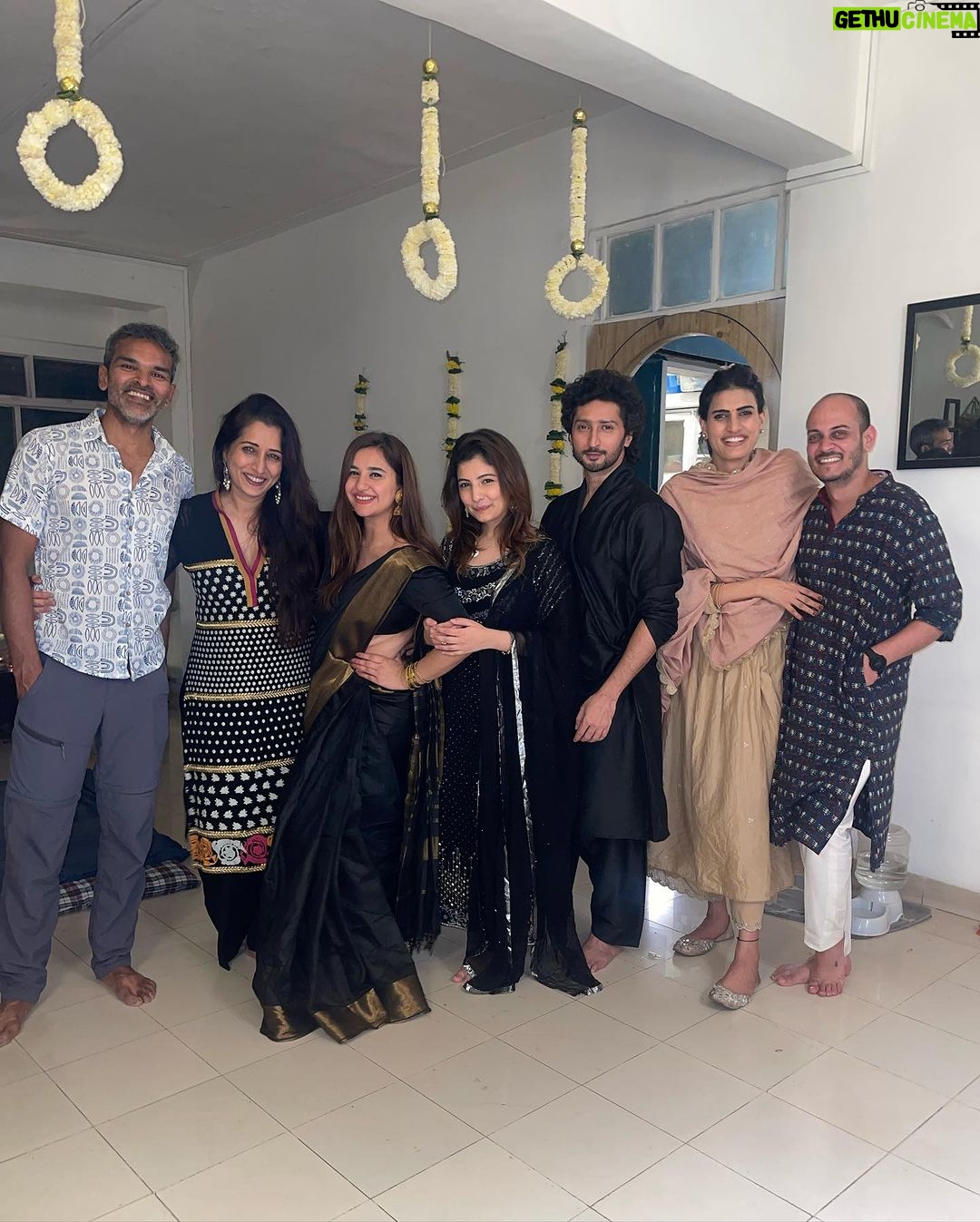 Sanaya Pithawalla Instagram - Ghar waali Diwali 🫶🏻 Celebrated with my favourite people last night Thanks for being amazing amazing hosts @junn__14 @jee_con ♥️ @gurpreetbedi_22 @kapilarya 🫶🏻 Love you guys!!