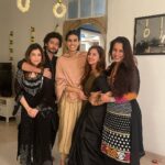 Sanaya Pithawalla Instagram - Ghar waali Diwali 🫶🏻 Celebrated with my favourite people last night Thanks for being amazing amazing hosts @junn__14 @jee_con ♥️ @gurpreetbedi_22 @kapilarya 🫶🏻 Love you guys!!