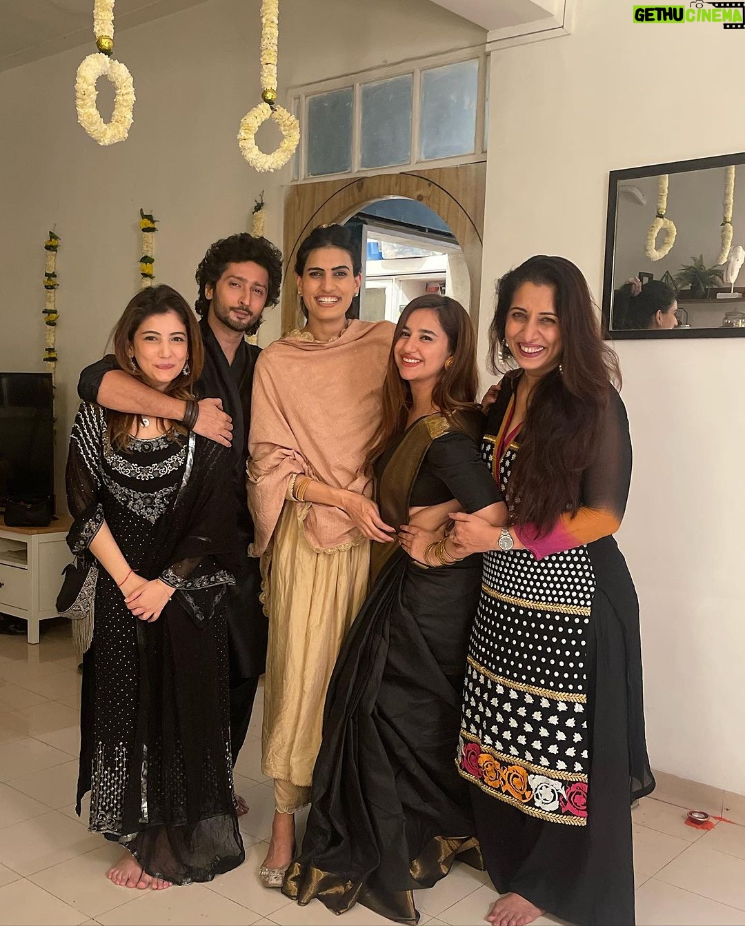 Sanaya Pithawalla Instagram - Ghar waali Diwali 🫶🏻 Celebrated with my favourite people last night Thanks for being amazing amazing hosts @junn__14 @jee_con ♥️ @gurpreetbedi_22 @kapilarya 🫶🏻 Love you guys!!