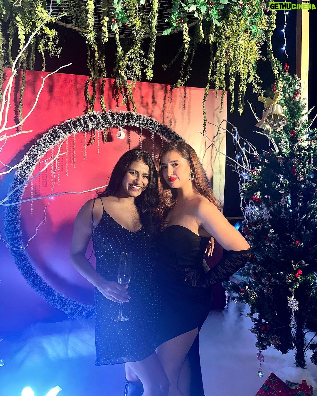 Sanaya Pithawalla Instagram - Perfect Christmas soirée organised by @urbanic_in 🥰🎄♥️