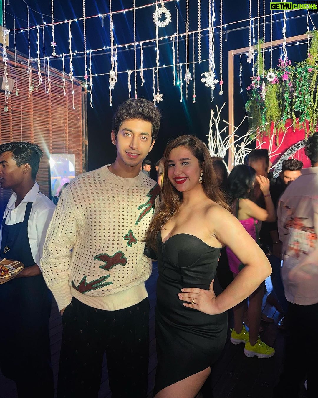 Sanaya Pithawalla Instagram - Perfect Christmas soirée organised by @urbanic_in 🥰🎄♥️