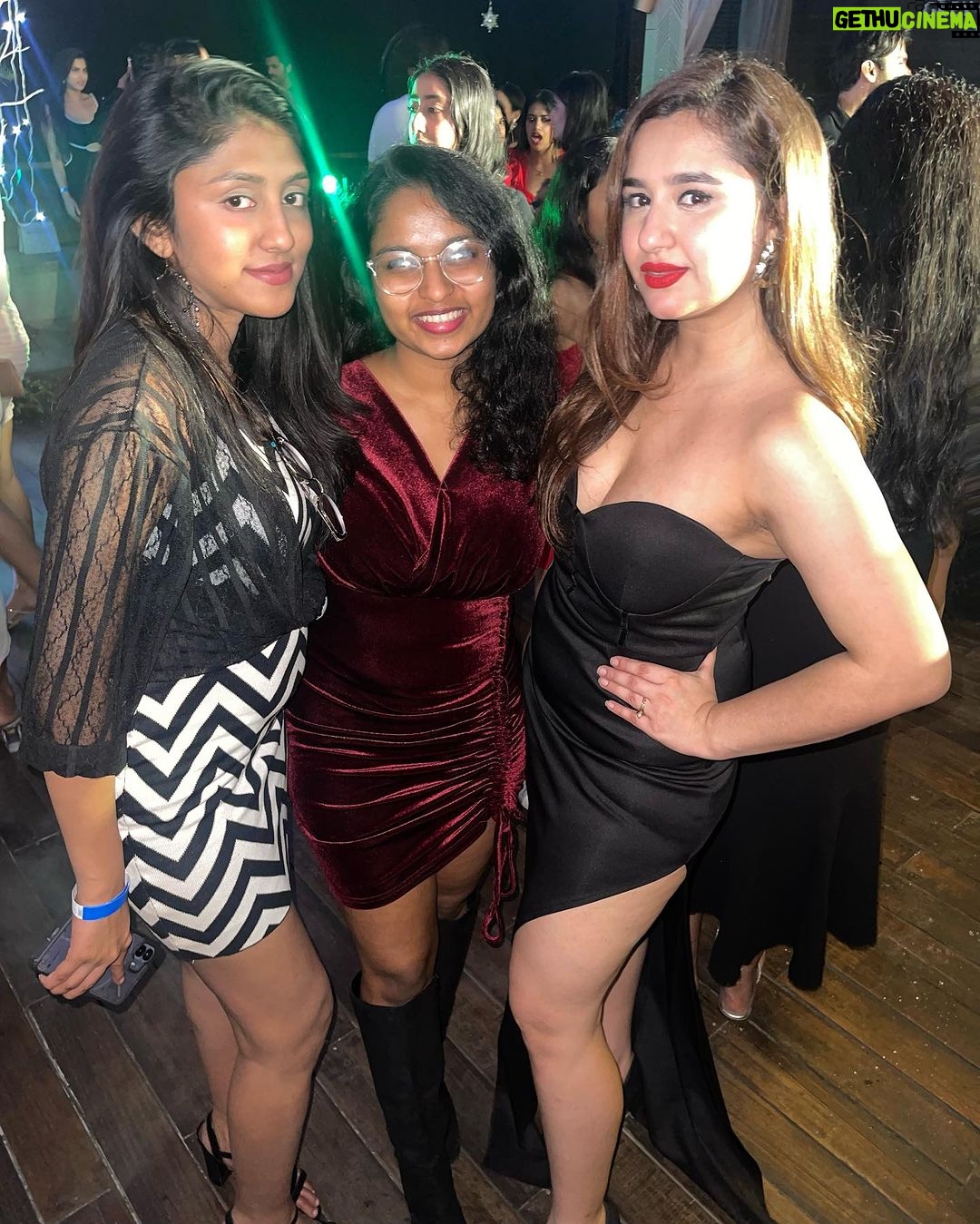 Sanaya Pithawalla Instagram - Perfect Christmas soirée organised by @urbanic_in 🥰🎄♥️
