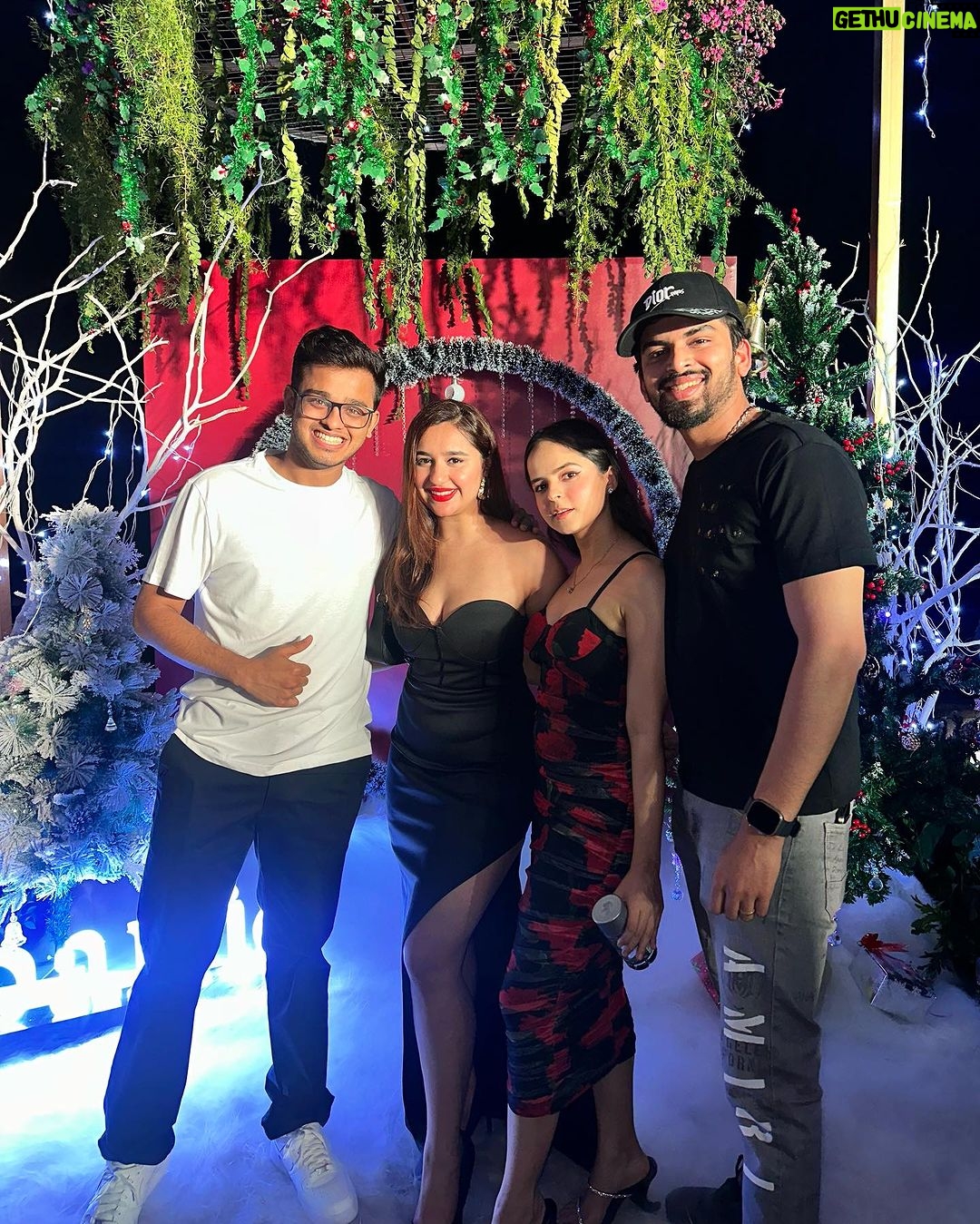 Sanaya Pithawalla Instagram - Perfect Christmas soirée organised by @urbanic_in 🥰🎄♥️