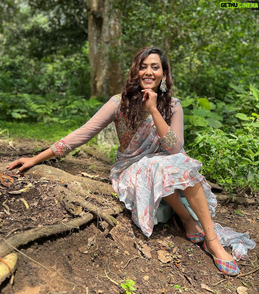 Sanjana Singh Instagram - At shooting movie name : Nalladhu sei Director name : kalimuthu Sir Producer : Sri karupar films Hero name: R Rahul Raj @rahulregi20 Location: Megamalai tiger reserve forest costume Designer : @sidneysladen ❤️