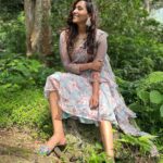 Sanjana Singh Instagram - At shooting movie name : Nalladhu sei Director name : kalimuthu Sir Producer : Sri karupar films Hero name: R Rahul Raj @rahulregi20 Location: Megamalai tiger reserve forest costume Designer : @sidneysladen ❤️