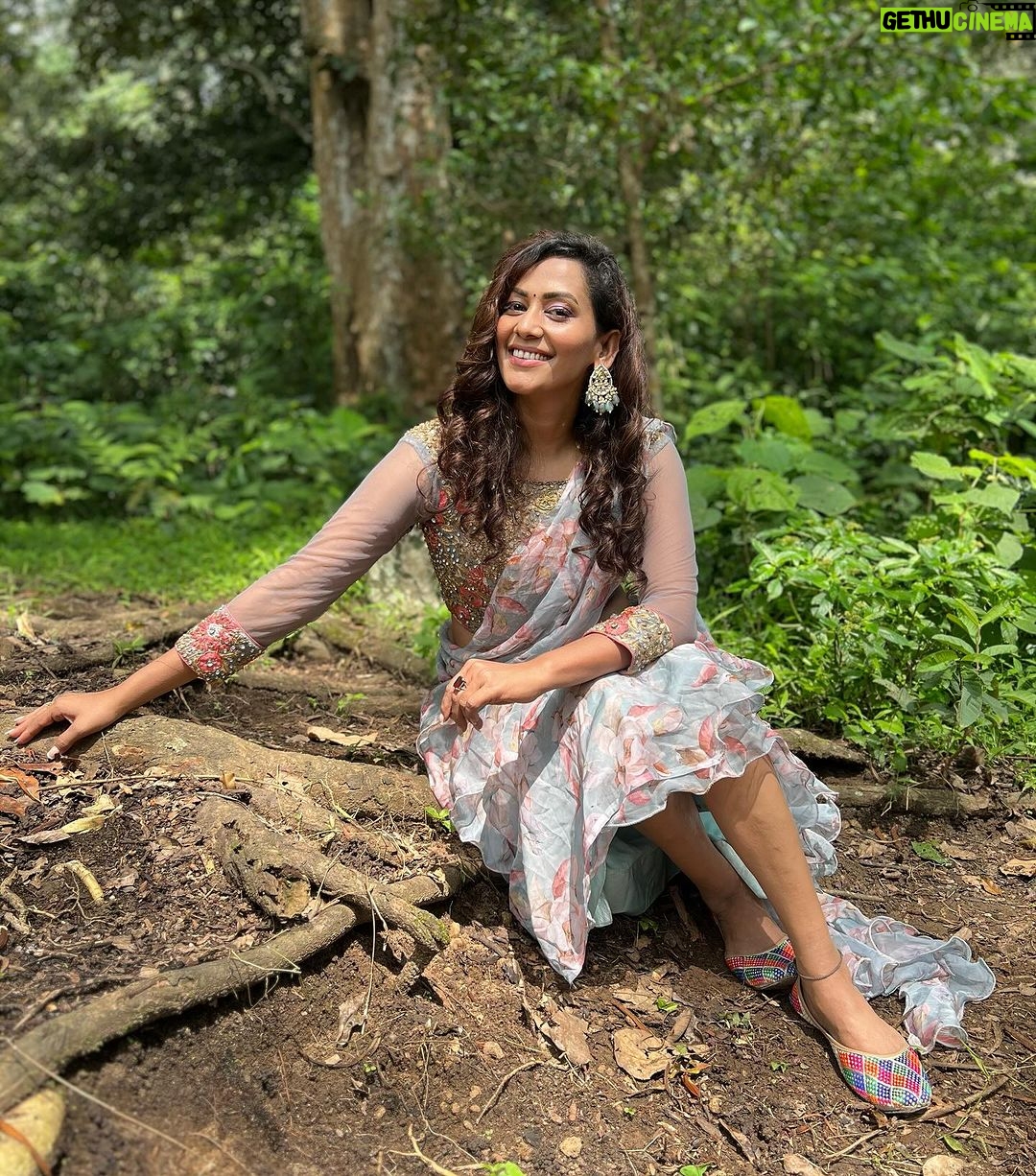 Sanjana Singh Instagram - At shooting movie name : Nalladhu sei Director name : kalimuthu Sir Producer : Sri karupar films Hero name: R Rahul Raj @rahulregi20 Location: Megamalai tiger reserve forest costume Designer : @sidneysladen ❤️