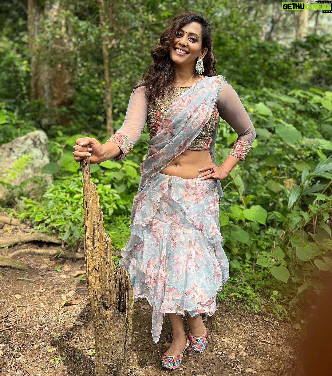Sanjana Singh Instagram - At shooting movie name : Nalladhu sei Director name : kalimuthu Sir Producer : Sri karupar films Hero name: R Rahul Raj @rahulregi20 Location: Megamalai tiger reserve forest costume Designer : @sidneysladen ❤️