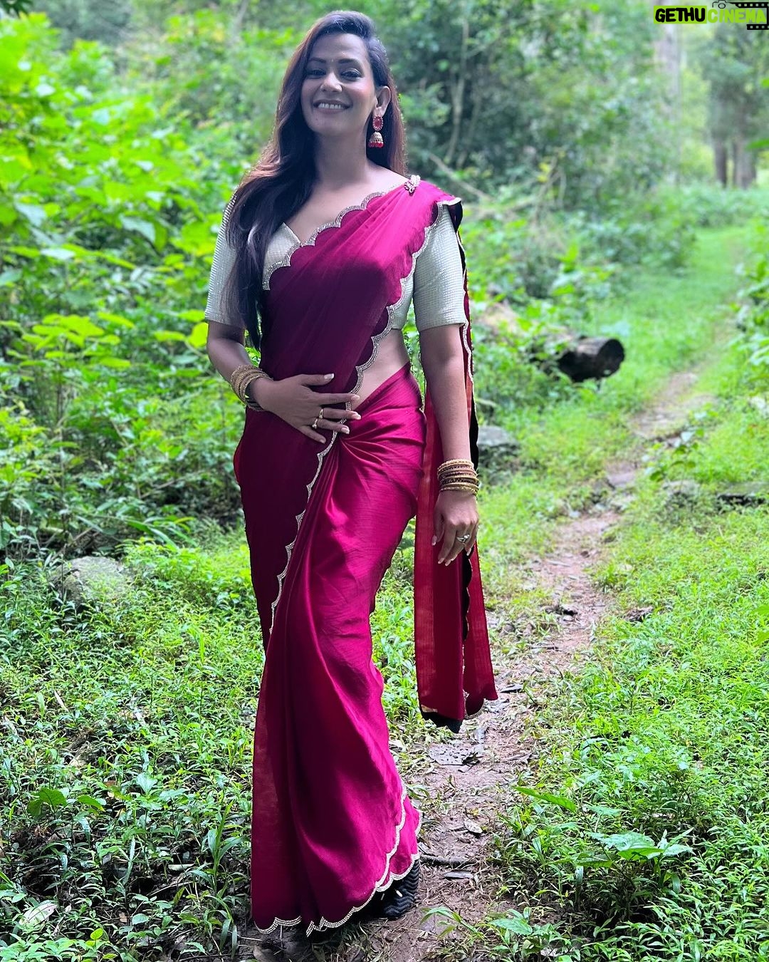 Sanjana Singh Instagram - At shooting movie name : Nalladhu sei Director name : kalimuthu Sir Producer : Sri karupar films Hero name: R Rahul Raj @rahulregi20 Location: Megamalai tiger reserve forest