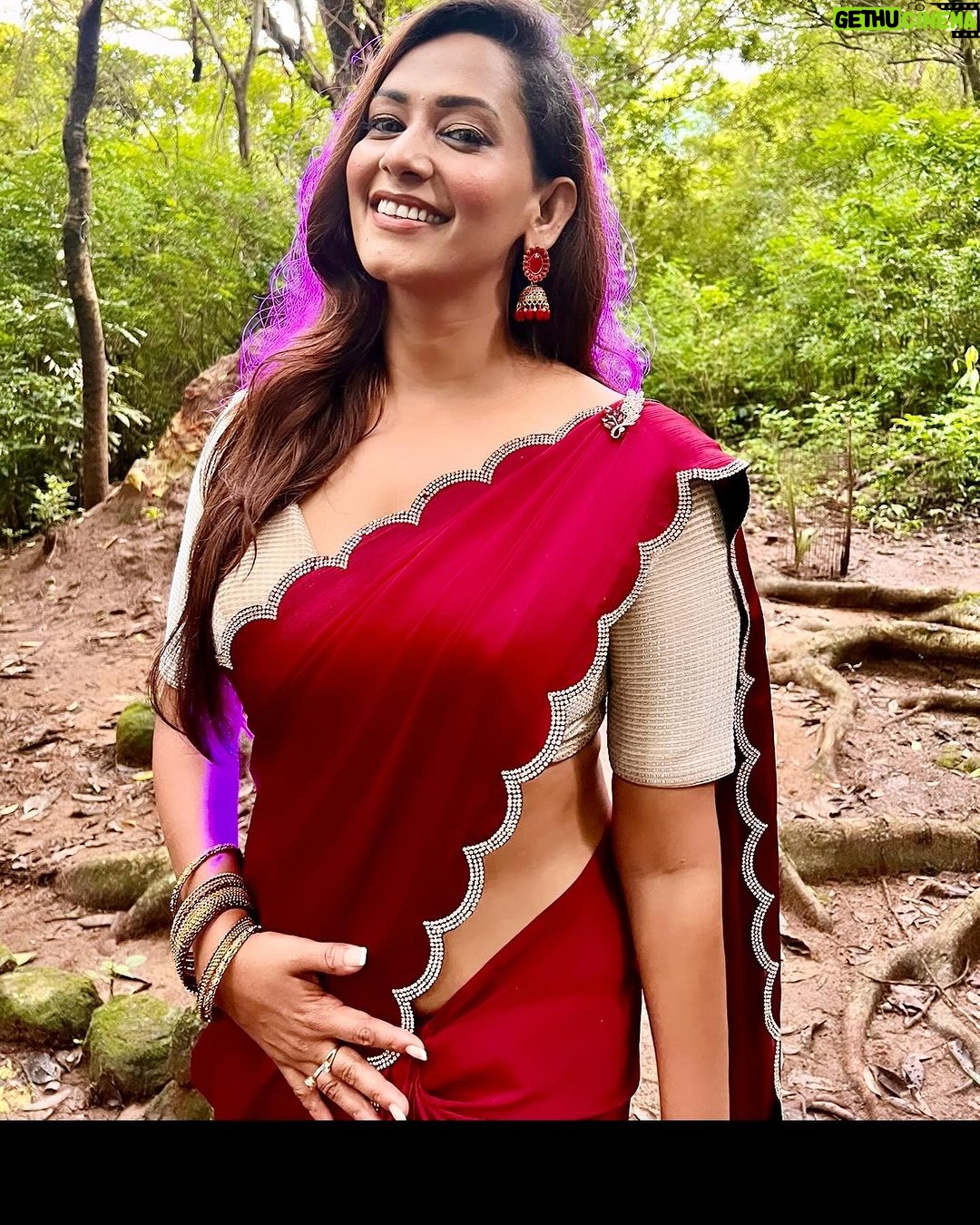 Sanjana Singh Instagram - At shooting movie name : Nalladhu sei Director name : kalimuthu Sir Producer : Sri karupar films Hero name: R Rahul Raj @rahulregi20 Location: Megamalai tiger reserve forest