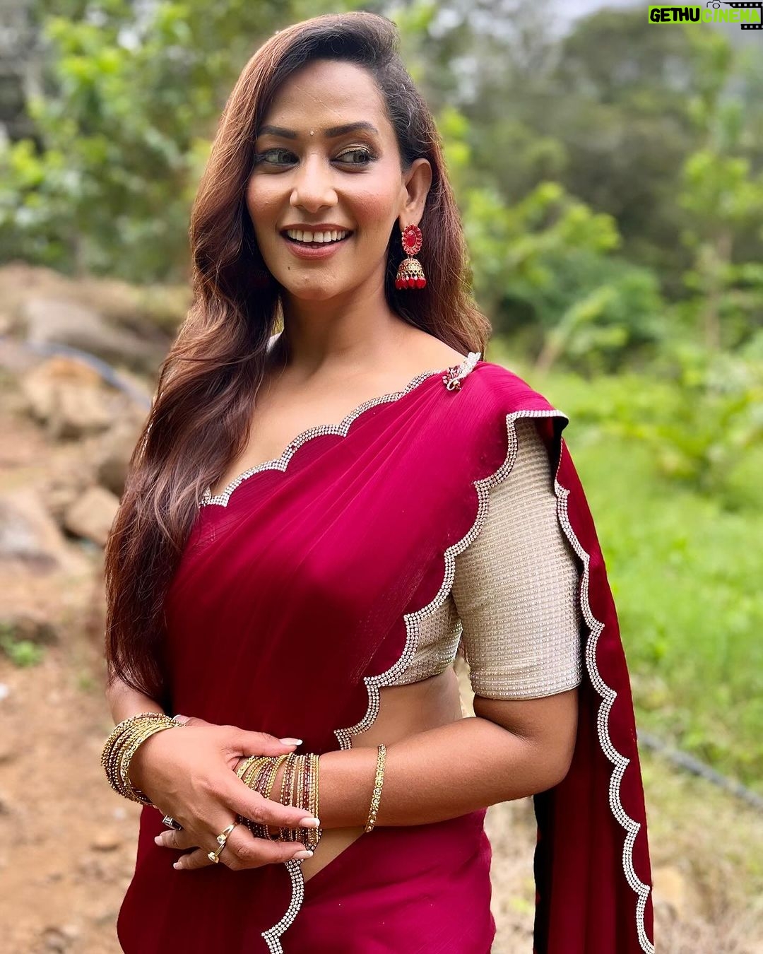 Sanjana Singh Instagram - At shooting movie name : Nalladhu sei Director name : kalimuthu Sir Producer : Sri karupar films Hero name: R Rahul Raj @rahulregi20 Location: Megamalai tiger reserve forest