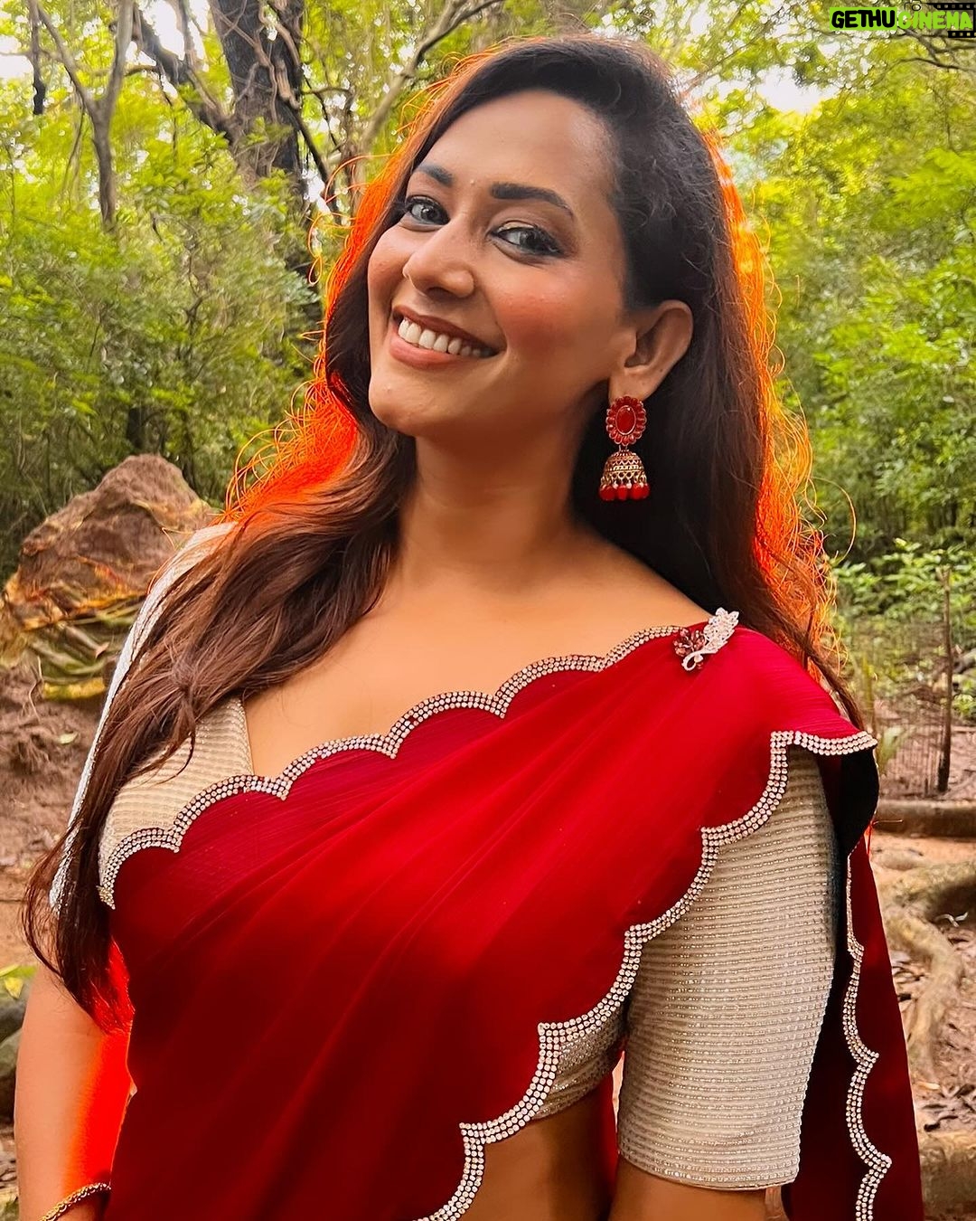 Sanjana Singh Instagram - At shooting movie name : Nalladhu sei Director name : kalimuthu Sir Producer : Sri karupar films Hero name: R Rahul Raj @rahulregi20 Location: Megamalai tiger reserve forest