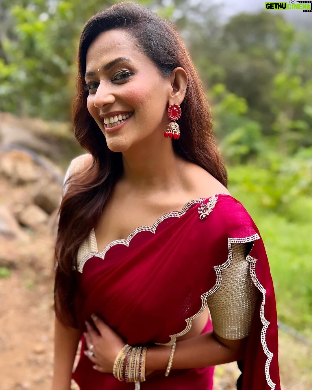 Sanjana Singh Instagram - At shooting movie name : Nalladhu sei Director name : kalimuthu Sir Producer : Sri karupar films Hero name: R Rahul Raj @rahulregi20 Location: Megamalai tiger reserve forest
