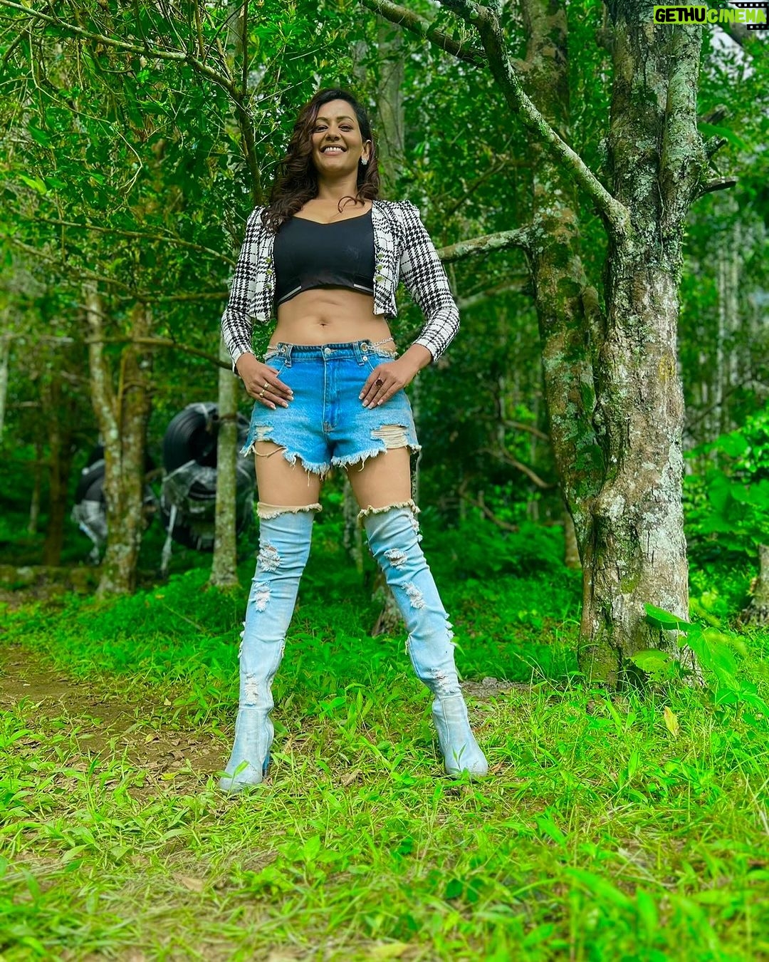 Sanjana Singh Instagram - At shooting movie name : Nalladhu sei Director name : kalimuthu Sir Producer : Sri karupar films Hero name: R Rahul Raj @rahulregi20 Location: Megamalai tiger reserve forest