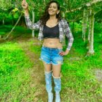 Sanjana Singh Instagram - At shooting movie name : Nalladhu sei Director name : kalimuthu Sir Producer : Sri karupar films Hero name: R Rahul Raj @rahulregi20 Location: Megamalai tiger reserve forest