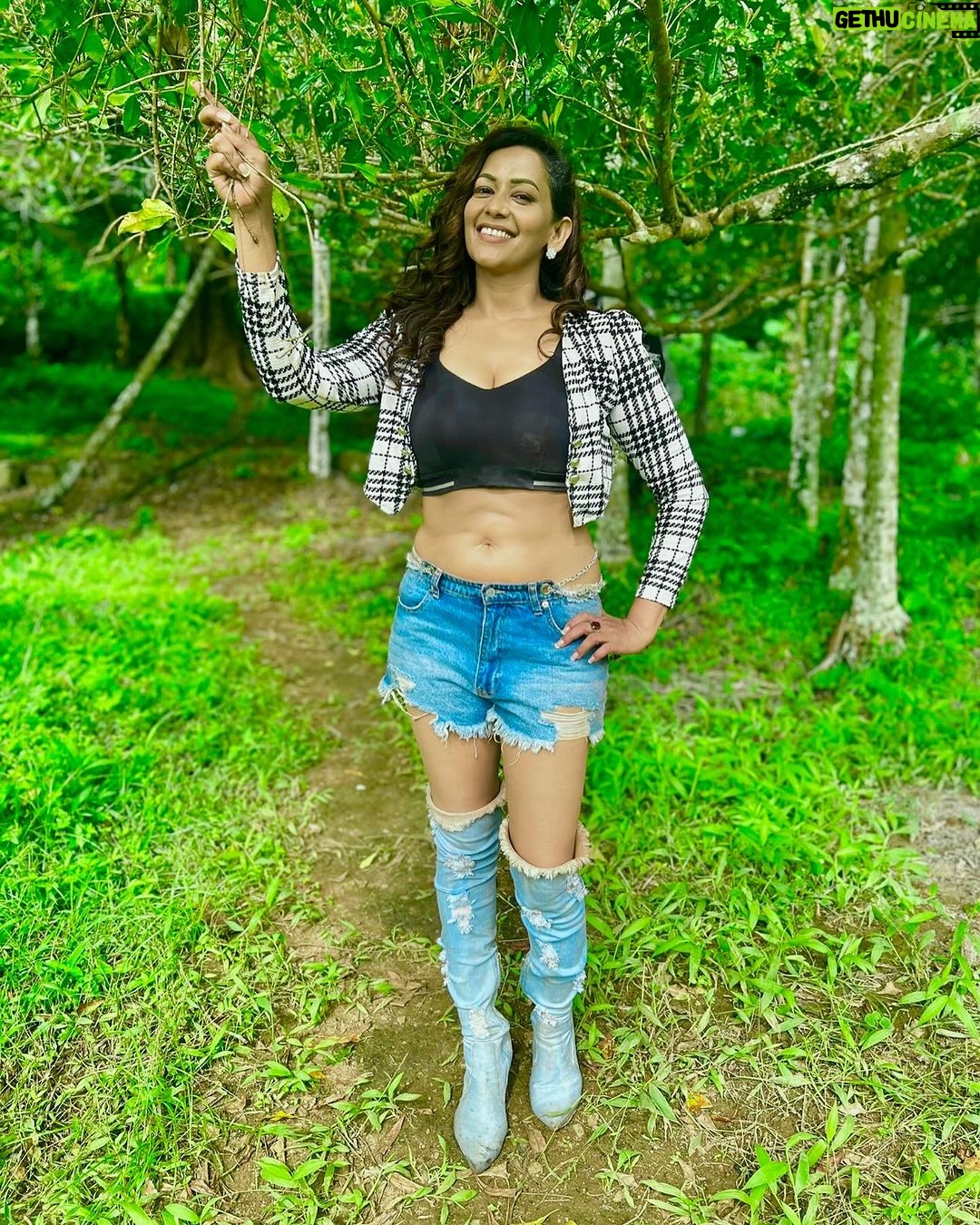 Sanjana Singh Instagram - At shooting movie name : Nalladhu sei Director name : kalimuthu Sir Producer : Sri karupar films Hero name: R Rahul Raj @rahulregi20 Location: Megamalai tiger reserve forest