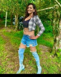 Sanjana Singh Instagram - At shooting movie name : Nalladhu sei Director name : kalimuthu Sir Producer : Sri karupar films Hero name: R Rahul Raj @rahulregi20 Location: Megamalai tiger reserve forest