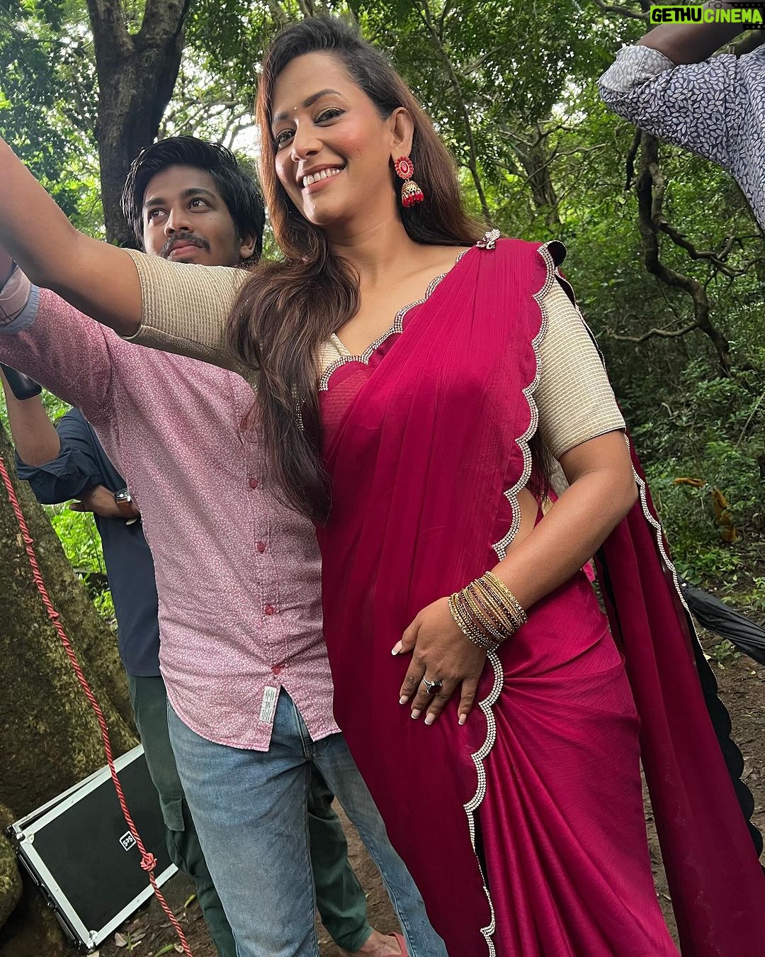 Sanjana Singh Instagram - At shooting movie name : Nalladhu sei Director name : kalimuthu Sir Producer : Sri karupar films Hero name: R Rahul Raj @rahulregi20 Location: Megamalai tiger reserve forest