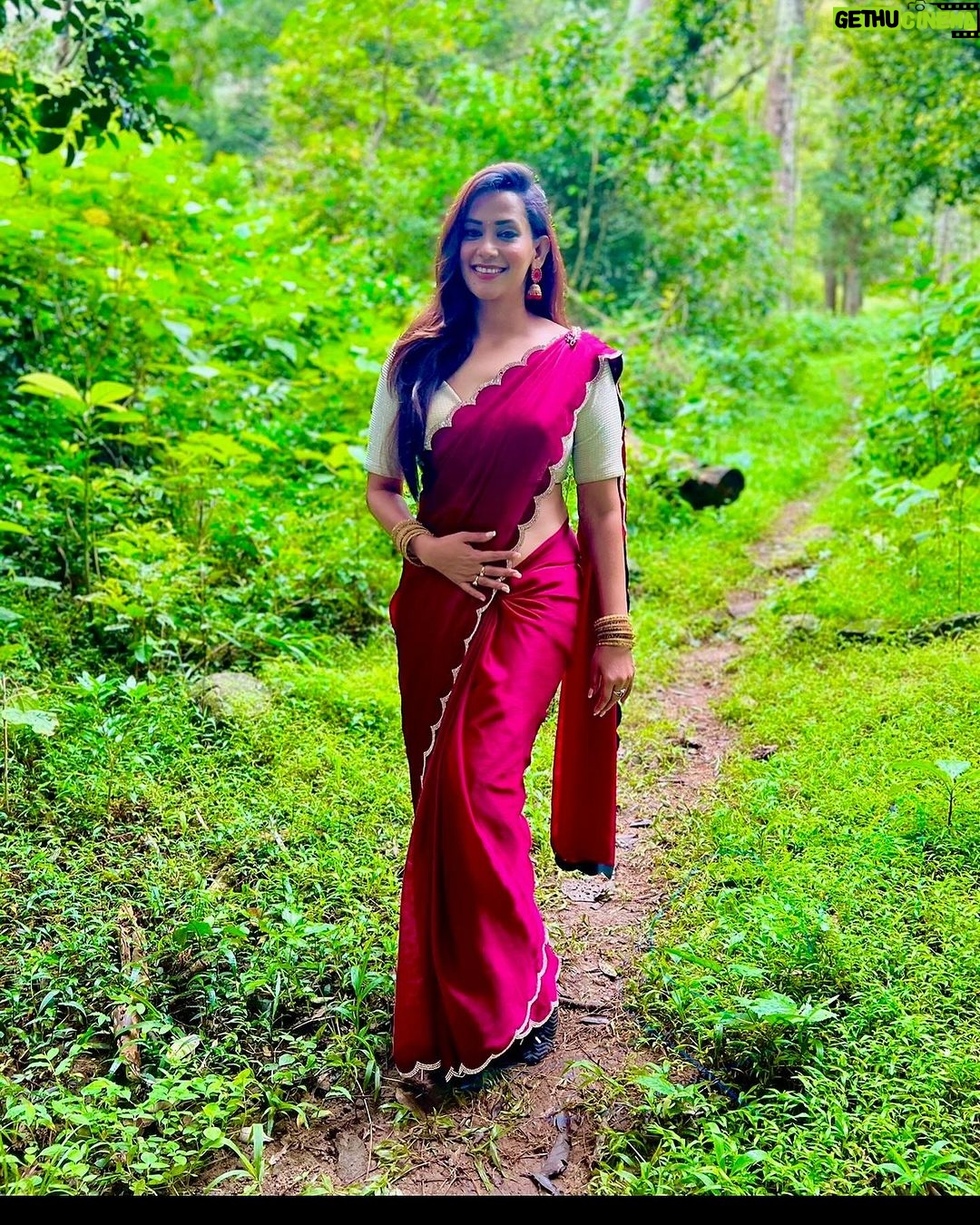 Sanjana Singh Instagram - At shooting movie name : Nalladhu sei Director name : kalimuthu Sir Producer : Sri karupar films Hero name: R Rahul Raj @rahulregi20 Location: Megamalai tiger reserve forest