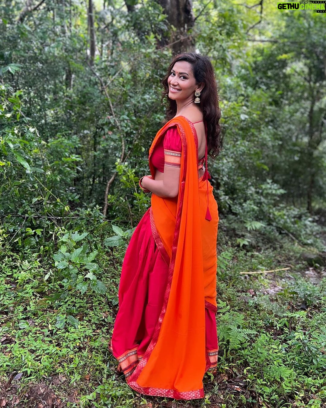 Sanjana Singh Instagram - At shooting movie name : Nalladhu sei Director name : kalimuthu Sir Producer : Sri karupar films Hero name: R Rahul Raj @rahulregi20 Location: Megamalai tiger reserve forest costume Designer : @sidneysladen ❤️