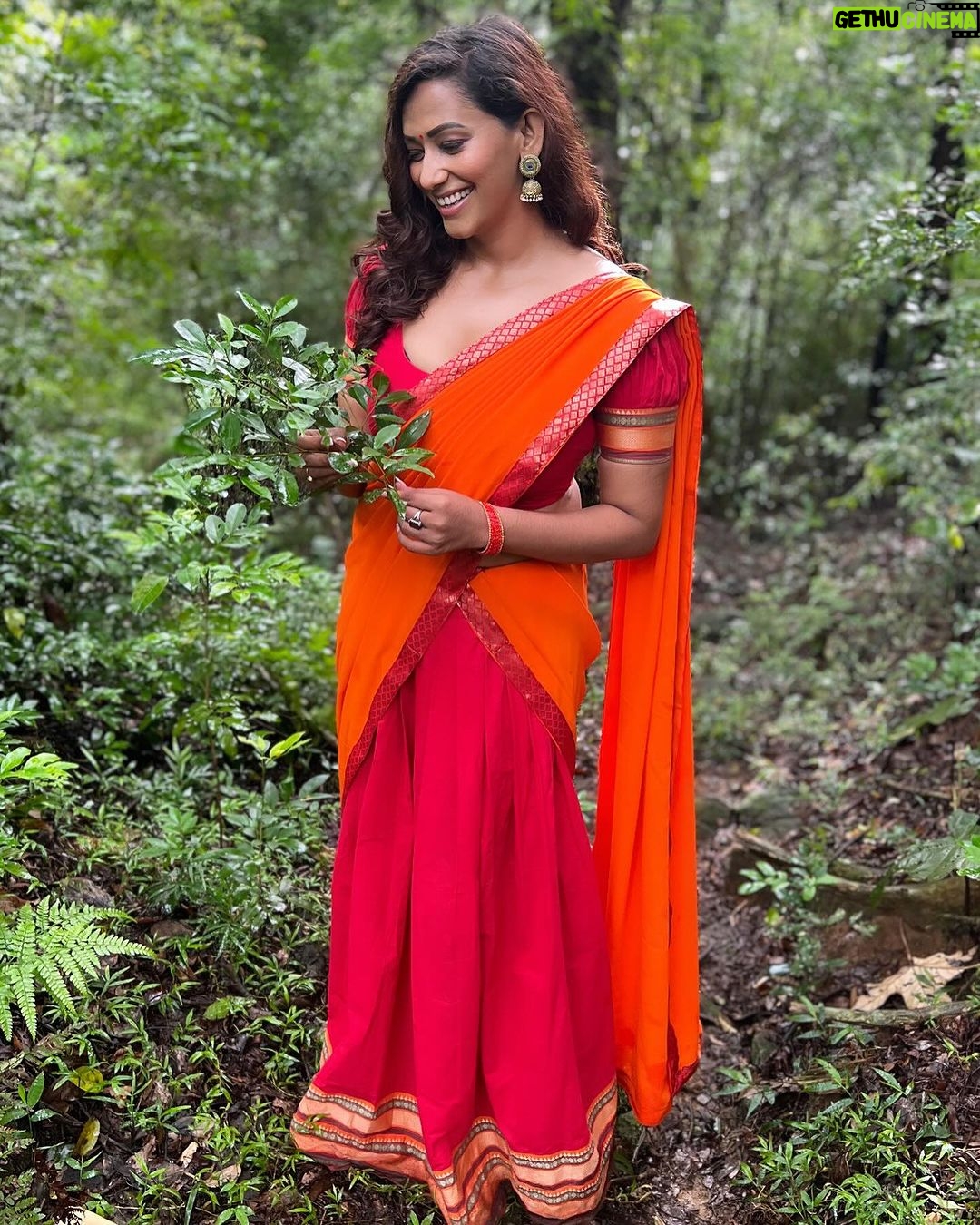 Sanjana Singh Instagram - At shooting movie name : Nalladhu sei Director name : kalimuthu Sir Producer : Sri karupar films Hero name: R Rahul Raj @rahulregi20 Location: Megamalai tiger reserve forest costume Designer : @sidneysladen ❤️