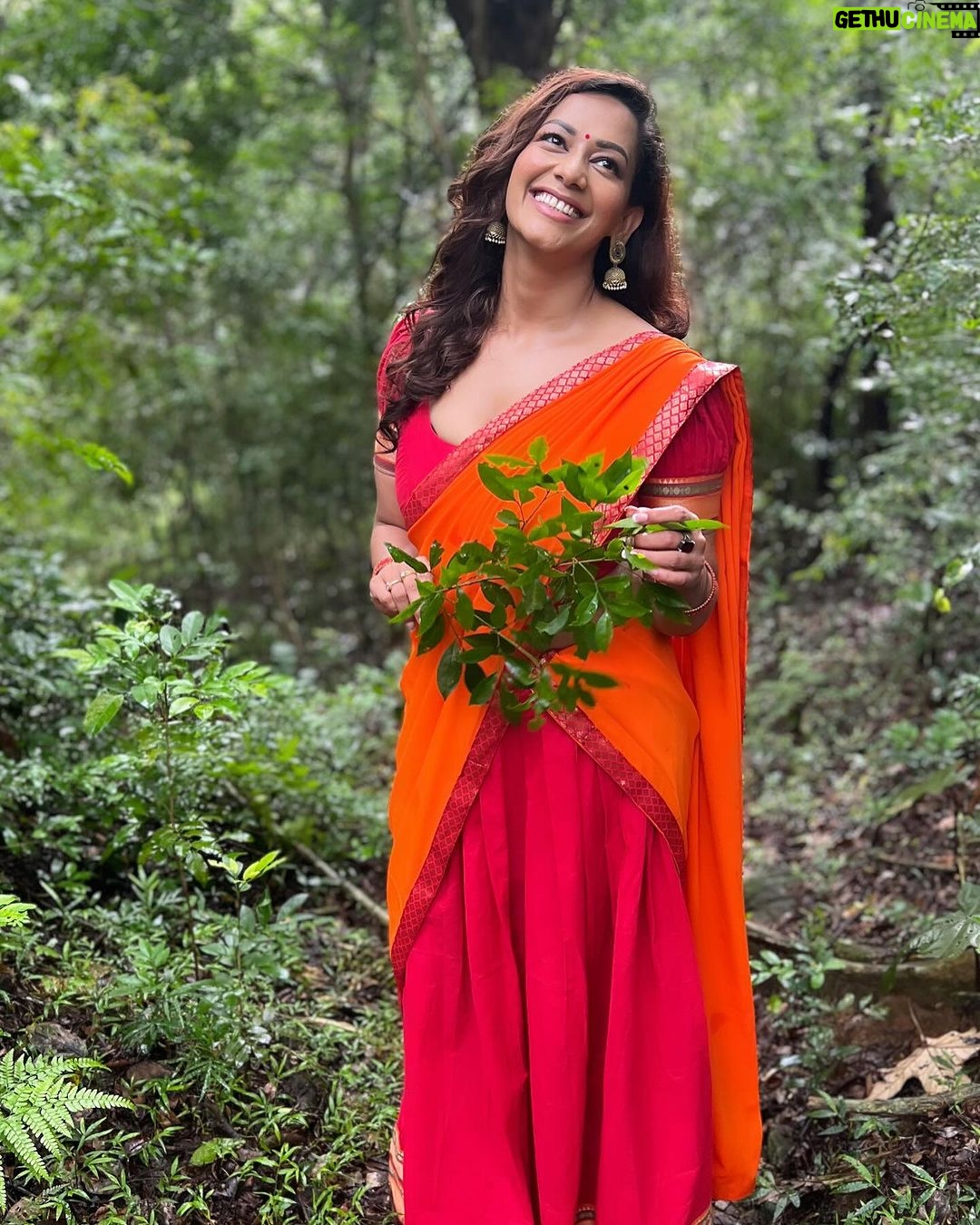 Sanjana Singh Instagram - At shooting movie name : Nalladhu sei Director name : kalimuthu Sir Producer : Sri karupar films Hero name: R Rahul Raj @rahulregi20 Location: Megamalai tiger reserve forest costume Designer : @sidneysladen ❤️