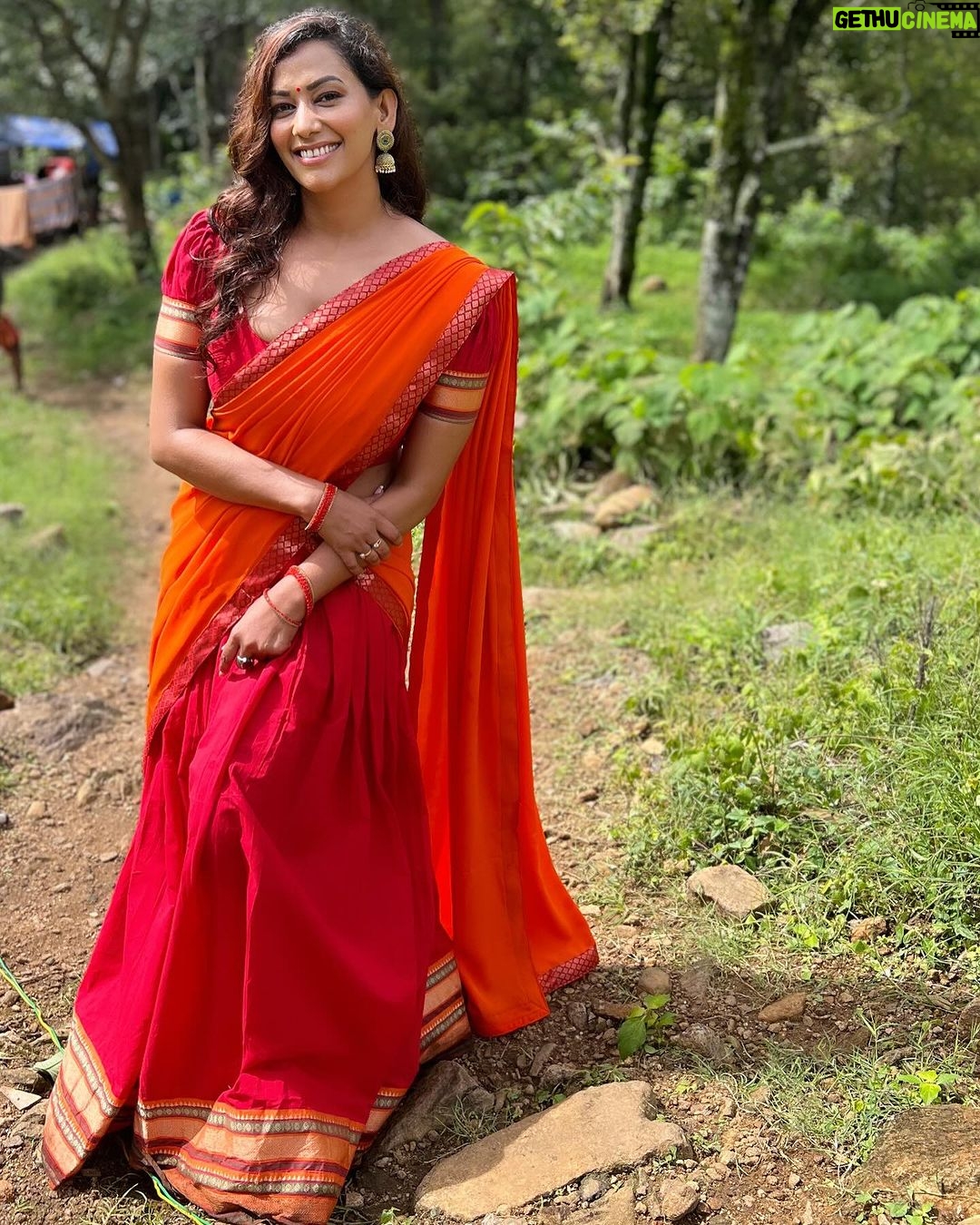 Sanjana Singh Instagram - At shooting movie name : Nalladhu sei Director name : kalimuthu Sir Producer : Sri karupar films Hero name: R Rahul Raj @rahulregi20 Location: Megamalai tiger reserve forest costume Designer : @sidneysladen ❤️